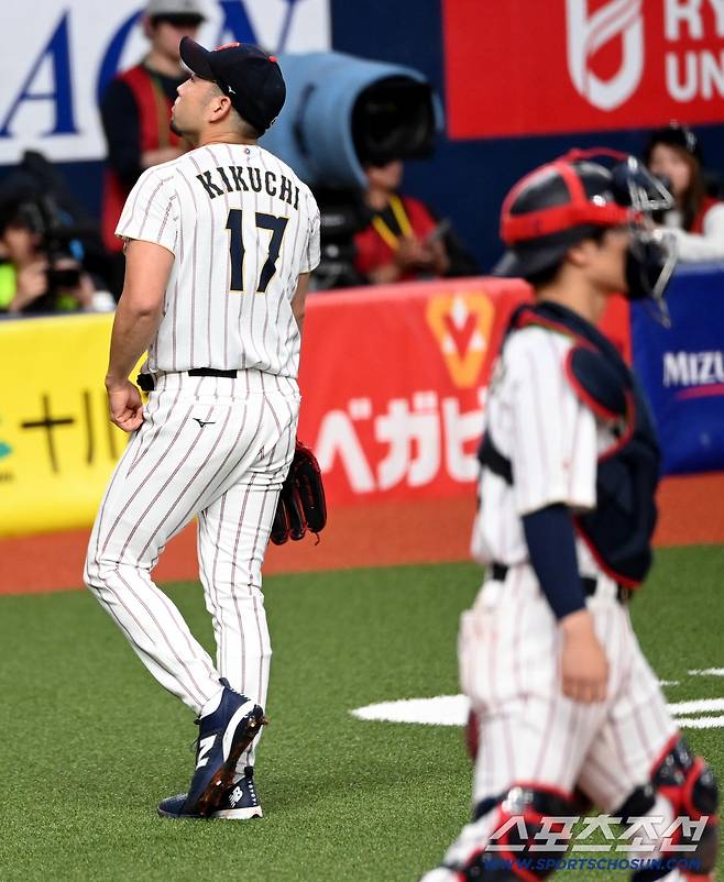 2일 일본 오사카 교세라돔에서 열린 WBC(월드베이스볼클래식) 일본 대표팀과 오릭스 버팔로스의 경기, 1회말 1사 1루 오타에게 안타 허용하며 아쉬워하는 기쿠치의 모습.오사카(일본)=허상욱 기자wook@sportschosun.com/2026.03.02/