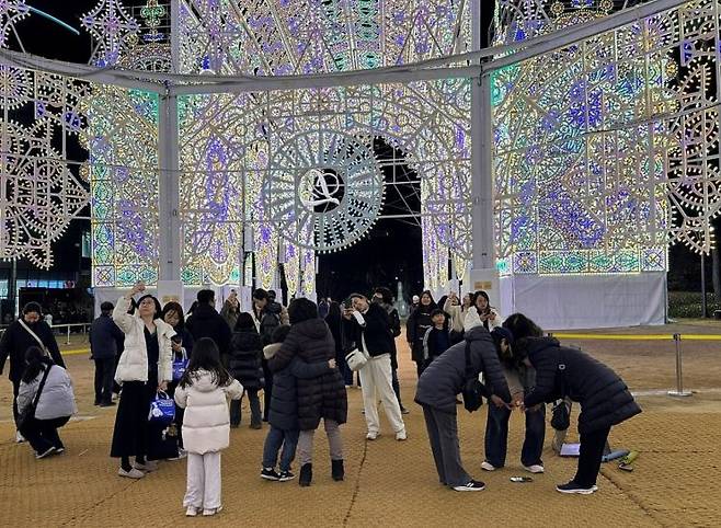 2026 롯데 루미나리에 관람객들이 인증샷을 촬영하고 있다. 롯데물산 제공