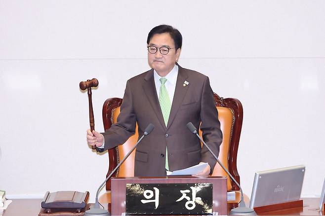 우원식 국회의장이 지난 1일 서울 여의도 국회에서 열린 제432회 국회(임시회) 제8차 본회의에서 국민투표법 전부개정법률안(대안) 수정안이 가결되자 의사봉을 두드리고 있다. /뉴스1