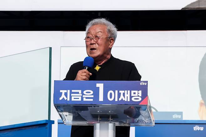 배우 명계남 씨가 26일 경기 남양주시 평내호평역 광장에서 열린 더불어민주당 이재명 대선 후보의 유세에서 지지발언을 하고 있다. 2025.5.26 /남강호 기자