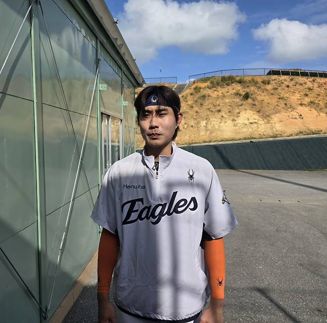 일본 오키나와 킨 구장에서 심우준이 취재진과 인터뷰를 하고 있다. 일본 오키나와=이성현 기자