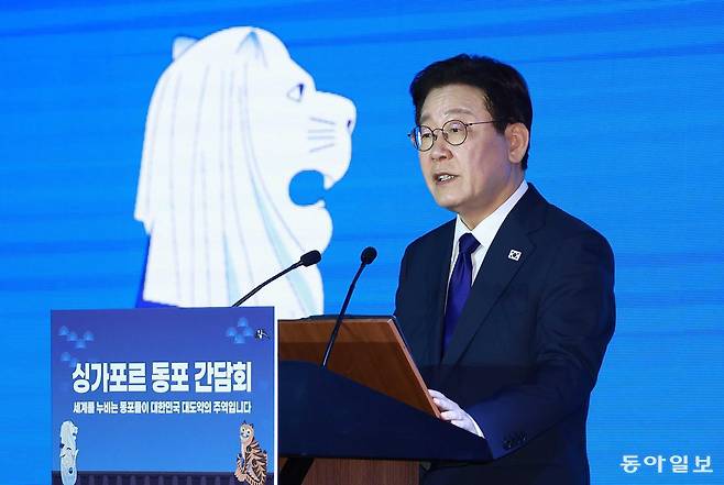 이재명 대통령이 1일 싱가포르 한 호텔에서 열린 동포 만찬 간담회에서 축사를 하고 있다 2026.3.1. 송은석 기자 silverstone@donga.com