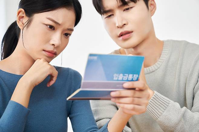 전세금 반환소송에서 승소했음에도 보증금을 돌려받지 못해 통장 잔액을 확인하고 있는 임차인 모습. 전세금 분쟁은 판결 이후 강제집행 단계에서 회수 여부가 갈리는 경우가 많다. (자료사진) 게티이미지뱅크