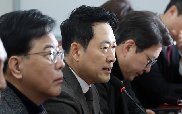 장동혁(왼쪽 두번째) 국민의힘 당대표가 2일 국회 본청에서 열린 당 최고위원회의에서 모두발언을 하고 있다. 왼쪽은 송언석 원내대표. [연합뉴스 사진]