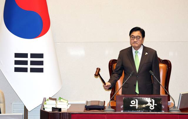 우원식 국회의장이 1일 국회에서 열린 본회의에서 의사봉을 두드리고 있다. [연합뉴스]
