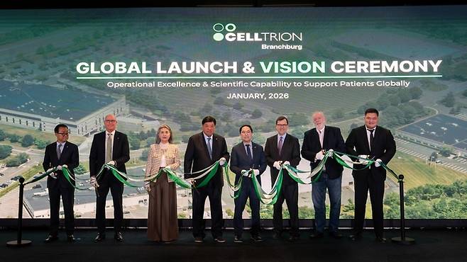 셀트리온이 지난 5일(현지시간) 미국 뉴저지주 브랜치버그에 위치한 생산시설의 개소식을 개최했다. (왼쪽부터)기우성 셀트리온 부회장, 토드 윙지 셀트리온 브랜치버그 대표, 박경옥 셀트리온홀딩스 수석 부회장, 서정진 셀트리온그룹 회장, 앤디 김 연방 뉴저지 상원의원, 토마스 킨 주니어 연방 뉴저지 하원의원, 토마스 영 브랜치버그 타운십 시장, 서준석 셀트리온 북미본부 본부장 등 주요 내빈이 기념촬영했다.(사진=셀트리온)
