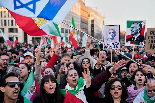 독일 베를린 브란덴부르크 게이트 앞에서 이란 국적 사람들이 미국과 이스라엘의 이란 공습을 지지하는 시위에 참석해 구호를 외치고 있다. AP 뉴시스