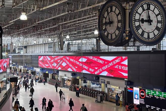 영국 런던 워털루역에 표출된 방탄소년단(BTS) 신보 홍보 문구. 빅히트뮤직 제공