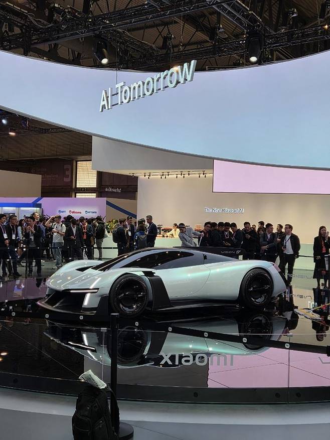 MWC 2026이 열린 스페인 바르셀로나 피라그란비아 샤오미 전시관에 샤오미 비전 그란 투리스모가 전시돼 있다. 사진=장민권 기자