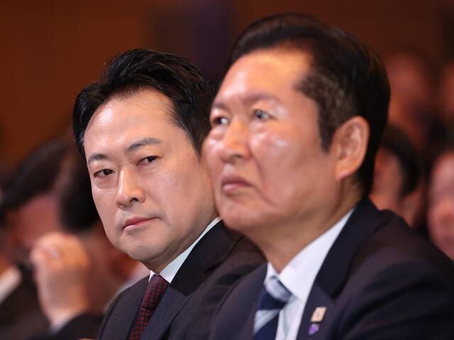 더불어민주당 정청래 대표(오른쪽)와 국민의힘 장동혁 대표가 1일 서울 강남구 코엑스에서 열린 제107주년 3·1절 기념식에 참석하고 있다. 연합뉴스