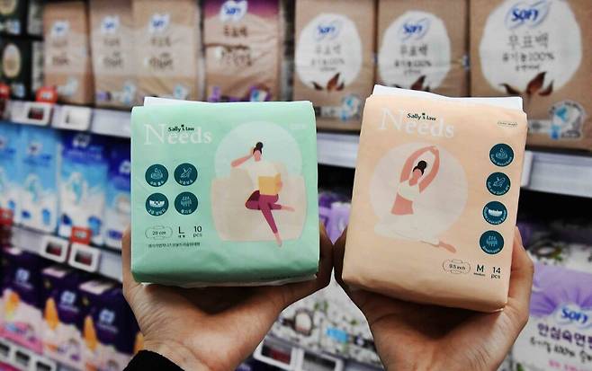 홈플러스가 지난달 28일 출시한 ‘샐리의법칙 니즈원 생리대’. 대형 10매(개당 148원) 1480원, 중형 14매(개당 98.57원) 1380원에 판매된다. 홈플러스 제공