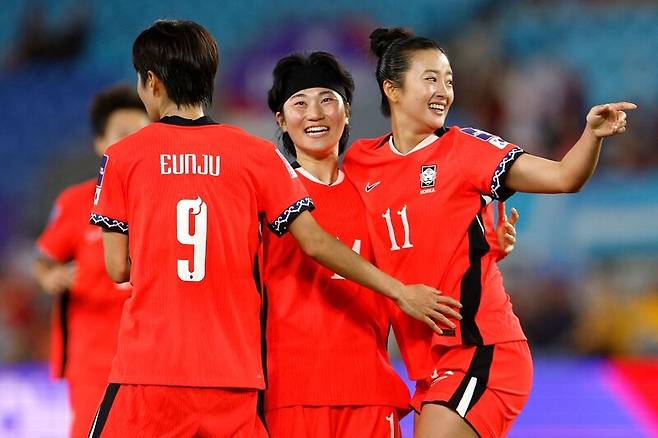 한국의 최유리(11번)가 2일(한국시각) 오스트레일리아에서 열린 2026 아시아축구연맹(AFC) 여자 아시안컵 조별리그 A조 1차전 이란과 경기에서 선제골을 넣은 뒤 동료들과 기뻐하고 있다. 퀸즐랜드/AFP 연합뉴스