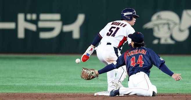 <yonhap photo-3954=""> 지난해 11월 16일 일본 도쿄돔에서 열린 2025 K베이스볼 시리즈 대한민국과 일본의 평가전. 4회말 1사 1루 최재훈 타석 때 1루에 있던 문현빈이 2루 도루에 성공하고 있다. [사진=연합뉴스]</yonhap>