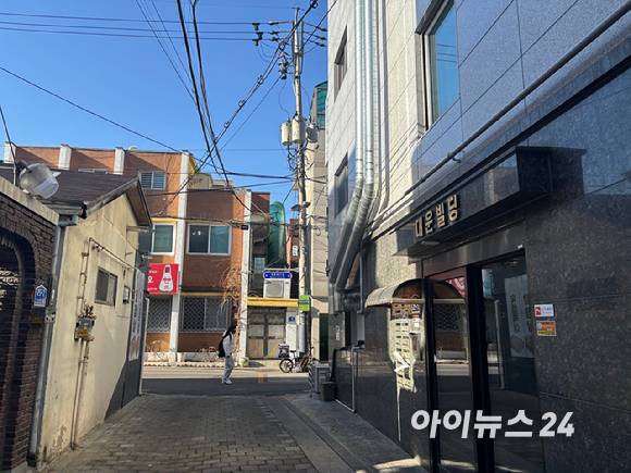 서울 빌라 임대차 시장에서 '전세의 월세화' 현상이 나타나는 가운데 형편이 어려운 세입자가 오히려 더 높은 요율을 부담하는 이른바 '주거비 역설도 뚜렷해지고 있다. 사진은 성북구 일대의 거리에 들어선 빌라 건물들. [사진=김민지 기자.]