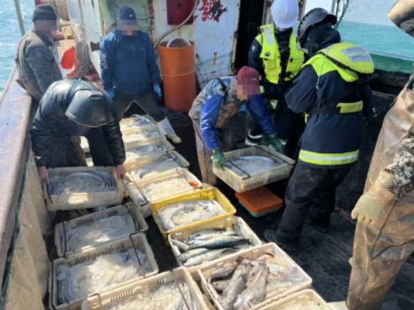 조업일지 기재 위반 혐의로 나포된 중국 어선(남해어업관리단 제공)