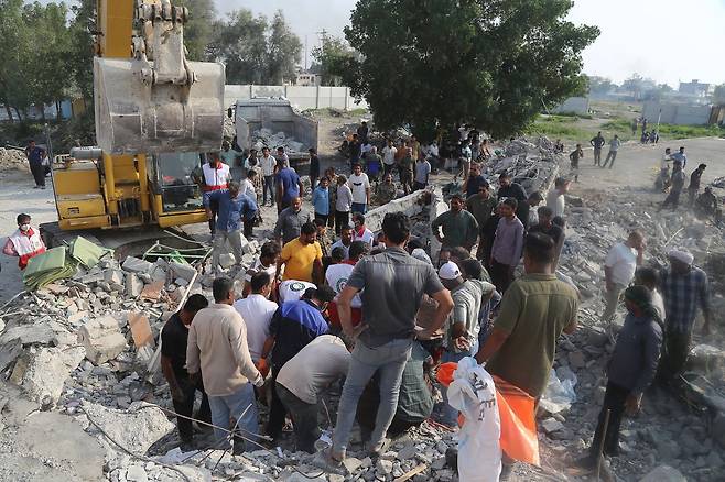 이란에 대한 미국과 이스라엘의 공습이 시작된 지난달 28일(현지시간) 이란 남부 호르모즈간 주의 미나브에서 공격을 받은 여학생 초등학교 잔해 속에서 구조대원과 지역 주민들이 부상자를 구출하고 있다. 어린 학생 170명이 공부하고 있던 이 학교는 미군의 폭격을 받았고, 현재까지 165명이 사망하고 96명이 부상을 입은 것으로 확인됐다. 미국과 이스라엘은 해당 학교에 폭격을 가한 이유에 대해 명확한 입장을 밝히지 않고 있다. 연합뉴스