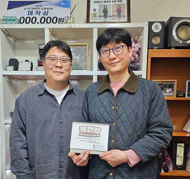 영상 크리에이터 복원왕으로 활동하는 장재득(왼쪽)·김성진씨는 사진 매체 복원을 통해 많은 사람한테 위안을 주는 것 같다며 앞으로는 복원 사진을 시기별로 작업해 아카이빙하고 싶다고 전했다.