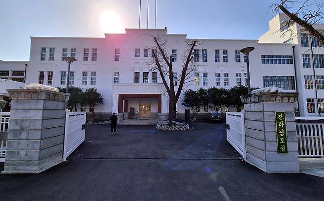 지난 1일 광주광역시 동구 옛 전남도청을 찾은 시민들의 발길이 이어지고 있다. 문화체육관광부 옛전남도청복원추진단은 복원한 옛 전남도청을 내달 5일까지 임시 개방한 뒤 5월 정식 개관할 방침이다. 황희규 기자