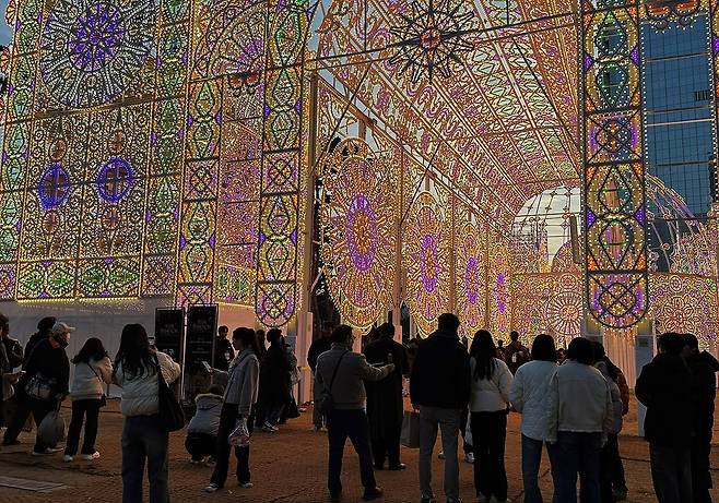 '2026 롯데 루미나리에'를 즐기고 있는 방문객들. 사진 롯데물산