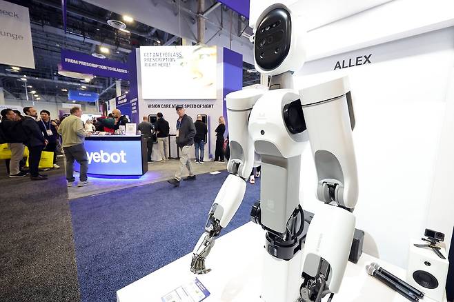 세계 최대 IT(정보기술)·가전 전시회 'CES 2026' 개막 이틀차인 올 1월7일(현지시간) 미국 네바다주 라스베이거스 베네치안엑스포 유레카관에서 위로보틱스 부스를 찾은 관람객들이 제품을 살펴보고 있다. [뉴스1]