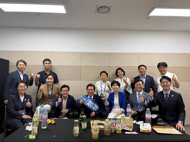 정청래 더불어민주당 대표가 전당대회에서 승리한 지난해 8월 2일. 결과 발표 뒤 무대 뒤에서 정 대표를 도운 국회의원들이 모여 있는 모습. 독자 제공