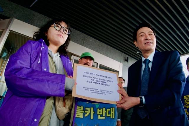 ▲ 설악산 국립공원지키기 국민행동, 설악산 오색케이블카 백지화를 촉구하는 강원지역 시민사회 및 종교단체, 케이블카반대설악권주민대책위원회가 2일 호텔인터불고 원주에서 우상호 강원도지사 예비후보를 만나 ‘설악권 지속 가능한 발전 전략’ 공약화를 제안하는 서한문을 전달했다. 설악산 국립공원지키기 국민행동 제공