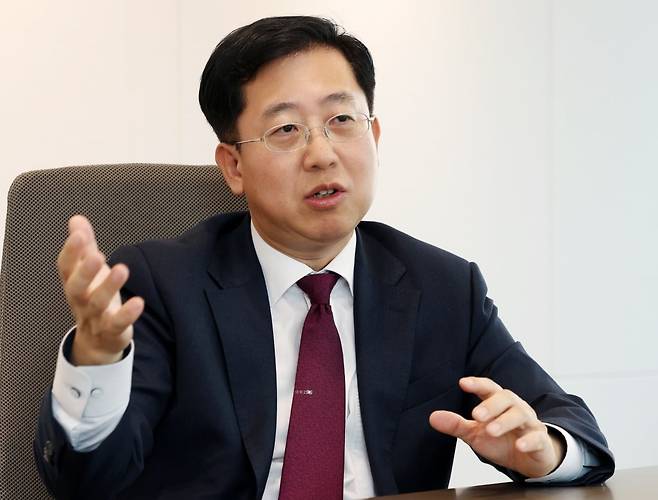 이동훈 법무법인 바른 대표변호사가 한국경제신문과 인터뷰하고 있다. 50대 중반의 비교적 젊은 나이의 이 대표변호사는 2025년부터 바른을 이끌고 있다. 사진=최혁 기자