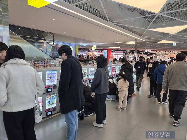 지난달 28일 서울 마포구 AK플라자 홍대점에서 소비자들이 가챠(캡슐토이) 기계를 이용하고 있다./사진=박수림 기자
