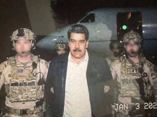 니콜라스 마두로 베네수엘라 대통령이 지난 3일(현지시간) 미국 마약단속국(DEA) 요원에게 이끌려 이동하는 모습이 공개됐다./사진=뉴스1