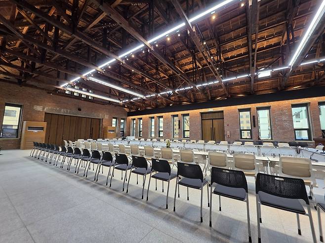 충북도가 결혼을 원하는 예비 신혼부부에게 무료로 개방하는 도청 대회의실 내부 모습. 충북도 제공.