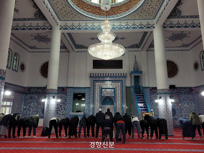 라마단 기간인 2일 서울 용산구 한남동에 있는 이슬람 모스크에서 무슬림들이 기도를 하고 있다. 백민정 기자