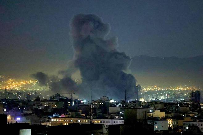 Smoke plumes rise following missile strikes in Tehran on March 1. [AFP/YONHAP]