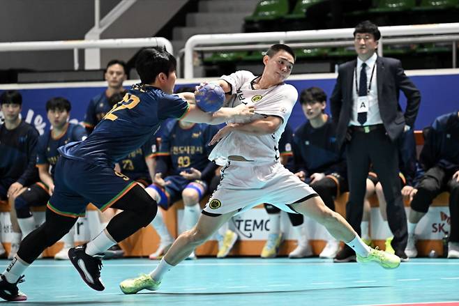 상무피닉스 변서준(오른쪽). 한국핸드볼연맹 제공