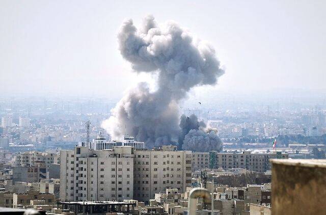 미국과 이스라엘이 1일(현지시간) 이란에 대해 이틀째 공격을 가한 뒤 수도 테헤란 도심에서 연기가 피어오르고 있다. AP연합뉴스