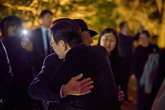 이재명 대통령과 루이스 이나시우 룰라 다시우바 브라질 대통령이 23일 청와대에서 친교행사 후 작별인사를 하고 있다. 연합