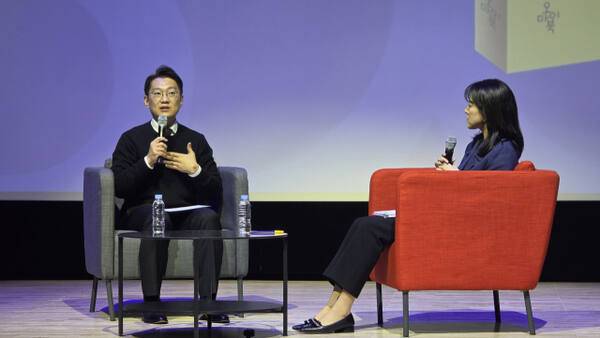 (왼쪽)김남준 전 청와대 대변인이 쉬운 정치, 김남준 출판기념회에서 사회자와 지난 책 출간에 대한 소감을 전하고 있다. 장민재기자