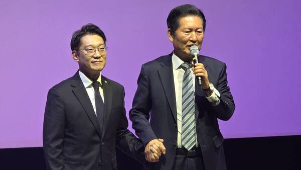 (왼쪽)김남준 전 청와대 대변인과 정청래 더불어민주당 대표가 쉬운 정치, 김남준 출판기념회에서 무대인사를 하고 있다. 장민재기자