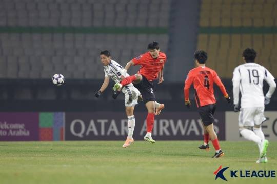 경합하는 마치다 오세훈과 강원 박호영. 사진[연합뉴스]