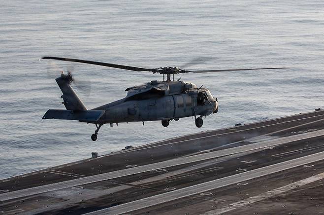 MH-60S 시호크가 지난달 28일(현지시간) USS 에이브러햄 링컨 (CVN-72)에 착륙하고자 준비하는 모습. [미 중부사령부, AP]