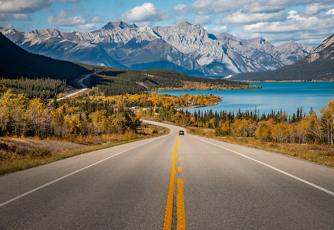 대자연과 함께 넓게 펼쳐진 밴프 도로 사진= 캐나다 관광청