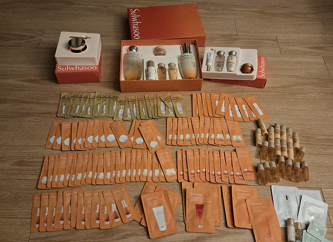 기자가 직접 아모레카운셀러를 통해 구매한 설화수 화장품 세트와 함께 증정받은 샘플들. [김혜진 기자]