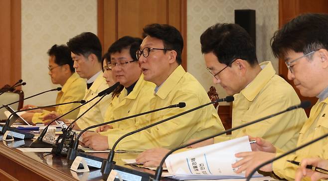 김민석 국무총리(오른쪽 셋째)가 2일 서울 종로구 정부서울청사에서 열린 '중동 상황 점검 관련 긴급 관계부처회의'에서 모두발언을 하고 있다. 이승환 기자