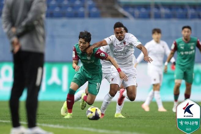 최건주의 대전하나시티즌 시절(사진 왼쪽). 사진=한국프로축구연맹