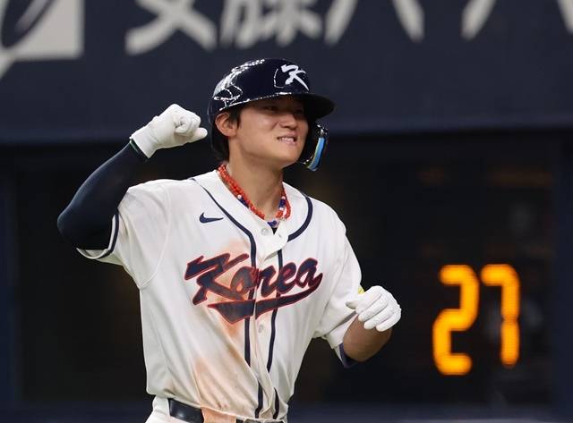 2일 일본 오사카 교세라돔에서 열린 월드베이스볼클래식(WBC) 평가전 한국 대표팀과 일본 프로야구 한신 타이거스와의 경기. 5회초 1사 한국 김도영이 솔로홈런을 친 뒤 기뻐하고 있다. 사진=연합뉴스