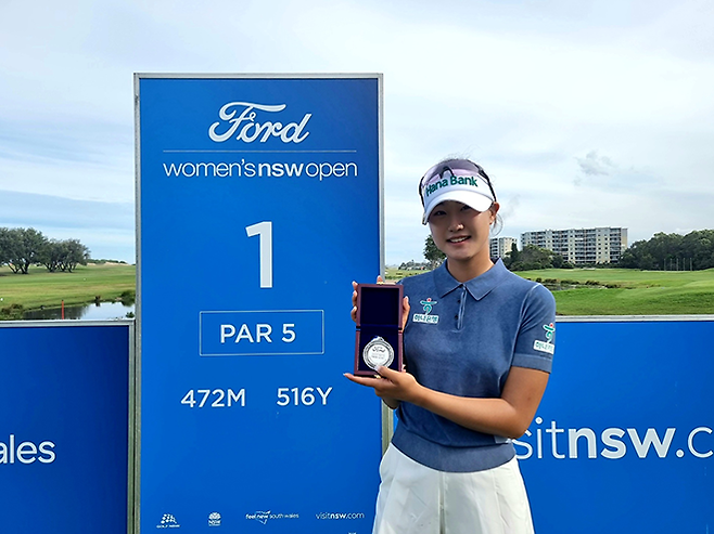 국가대표 오수민이 2026년 3월 호주 뉴사우스웨일스주 울런공 클럽에서 유럽여자프로골프 LET투어 위민스 NSW오픈 준우승 기념 촬영을 하고 있다. 사진=프레인스포츠 제공