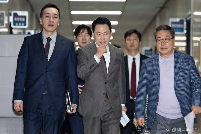 (서울=뉴스1) 유승관 기자 = 장동혁 국민의힘 대표를 비롯한 지도부가 2일 서울 여의도 국회에서 열린 최고위원회의에 참석하고 있다. 2026.3.2/뉴스1  Copyright (C) 뉴스1. All rights reserved. 무단 전재 및 재배포,  AI학습 이용 금지. /사진=(서울=뉴스1) 유승관 기자