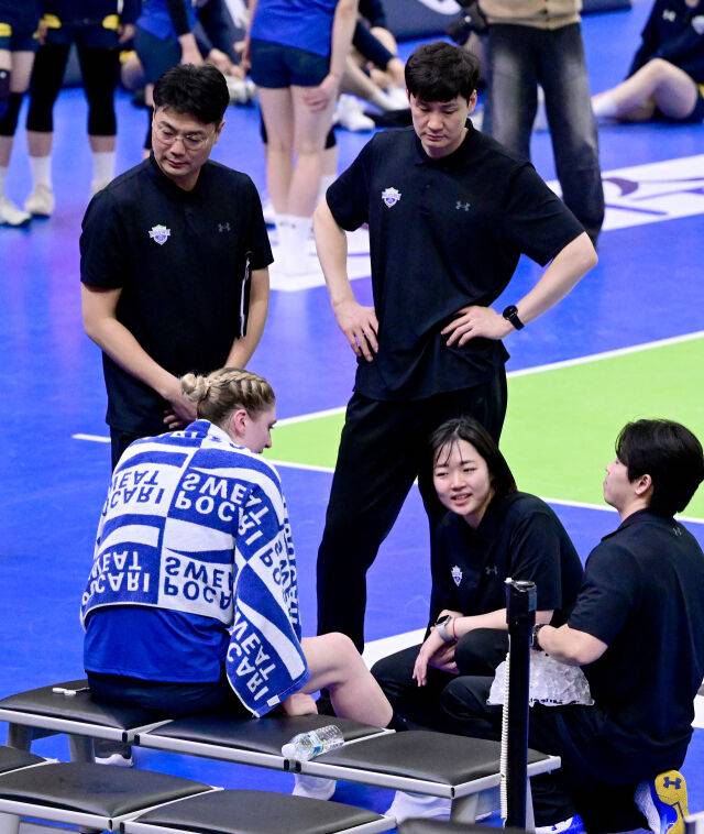 승리 뒤 무릎 통증을 호소하며 눈물 흘린 카리를 걱정하는 코치들/ 한국배구연맹(KOVO)