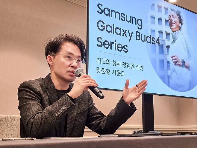 26일(현지시간) 미국 샌프란시스코에서 진행된 갤럭시 하드웨어 혁신 브리핑에서 삼성전자 MX사업부 오디오그룹의 문한길 마스터가 설명하고 있는 모습. [삼성전자 제공]
