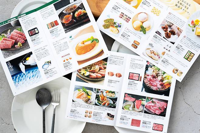 일본에서 결혼·출산·답례품으로 널리 쓰이는 ‘카탈로그 기프트’. 받는 사람이 원하는 상품을 직접 고르는 선택형 선물이다.[게티이미지뱅크]