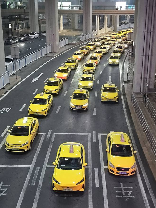 충칭의 상징 중 하나인 노란택시 행렬
